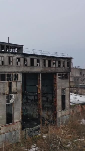 Vieille Usine Abandonnée Avec Des Fenêtres Cassées Ruinées Après Les — Video