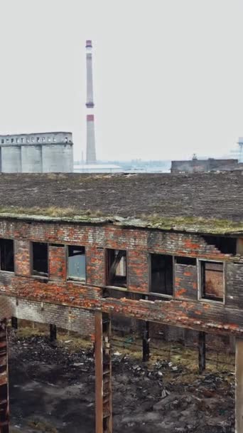 Viejo Hangar Fábrica Abandonado Con Paredes Dañadas Fondo Otras Viejas — Vídeo de stock