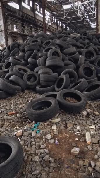 Wiele Odpadów Gumy Opon Leżących Ziemi Wewnątrz Starej Fabryki Duży — Wideo stockowe