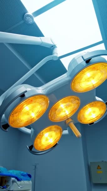 現代のクリニックにおける照明の現代的なシステム 手術室の天井に黄色と白の日光が入っています ローアングルビュー バーティカルビデオ — ストック動画