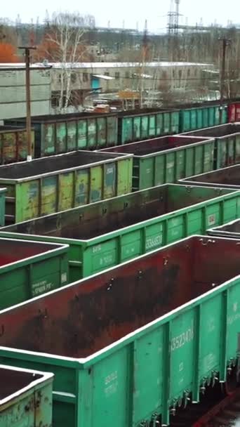 Αεροφωτογραφία Ένα Τεράστιο Αριθμό Των Εμπορευματοκιβωτίων Σιδήρου Των Διαφόρων Χρωμάτων — Αρχείο Βίντεο