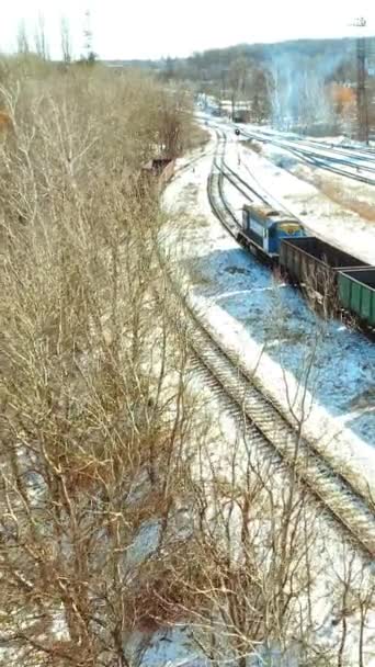 Train Marchandises Avec Des Conteneurs Déplace Long Des Rails Direction — Video
