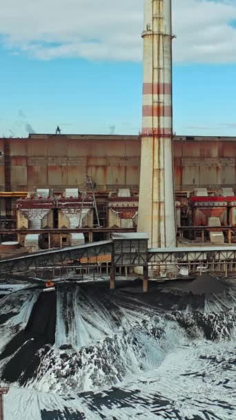 Das Heizkraftwerk Mit Zwei Hochrohren Steht Flussufer Stadtrand Luftaufnahme Vertikales — Stockvideo
