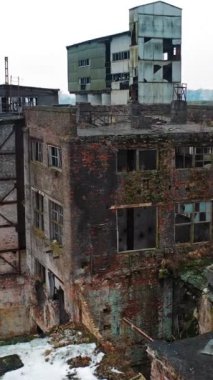 Terk edilmiş sanayi binası. Eski bir fabrikanın kalıntıları. Hava görünümü Dikey video