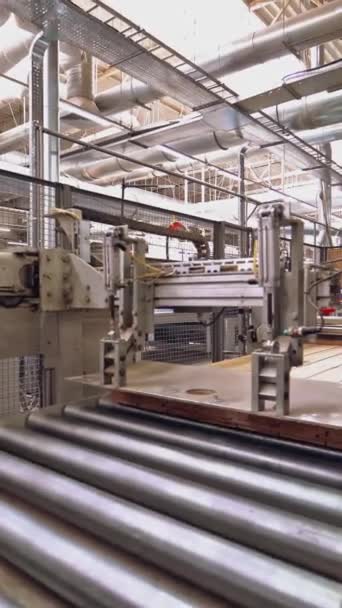 近代的な機器は 木製板をその後の販売に理想的な状態にきれいにします ウッドワーク工場 クローズアップ バーティカルビデオ — ストック動画