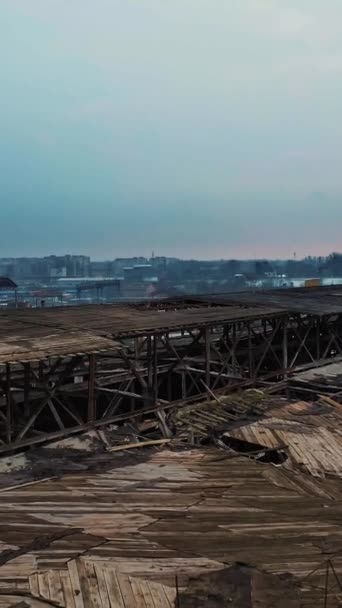 最大の放棄された工場の空中視界 工場が垂直ビデオを台無しにする — ストック動画