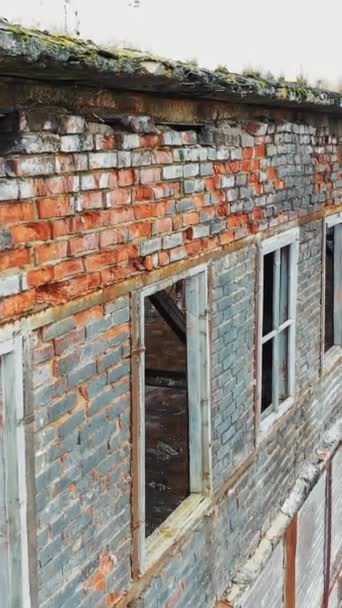 古い工場の破壊と壊れた窓の空想的な眺め 解体のための古い工業ビル バーティカルビデオ — ストック動画