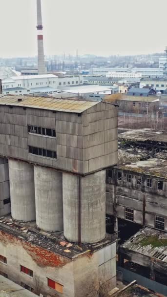 Vista Aérea Una Planta Industrial Abandonada Ruinas Fábrica Vídeo Vertical — Vídeos de Stock