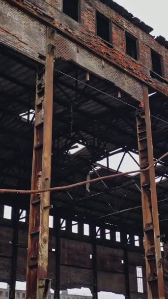 Εγκαταλελειμμένο Βιομηχανικό Εργοστάσιο Ερείπια Και Κατεδαφίσεις Εναέρια Προβολή Κάθετη Βίντεο — Αρχείο Βίντεο