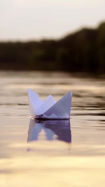 Akşamları Ormanın Arka Planında Beyaz Kağıt Tekne Yüzüyor Origami Teknesi — Stok video