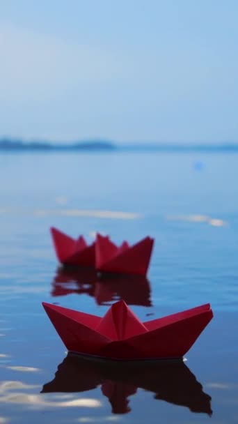 Детские Бумажные Лодки Плавающие Поверхности Воды Размытом Фоне Три Красных — стоковое видео