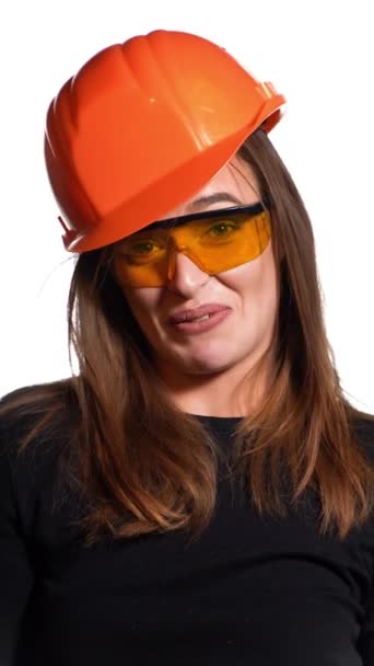 Jolie Femme Ingénieur Dans Casque Orange Raconte Une Histoire Sur — Video