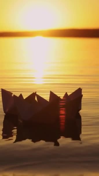 Kvinnens Hånd Setter Papirbåt Vannet Den Går Sammen Med Andre – stockvideo