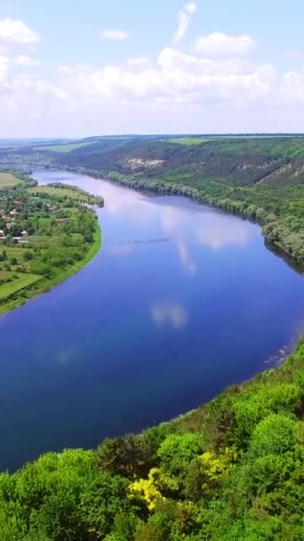Grande Rio Azul Flui Entre Rochas Com Árvores Campos Com — Vídeo de Stock