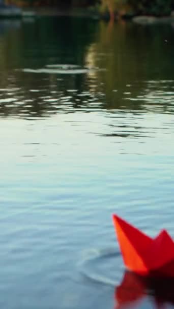 Kadının Eli Akşam Vakti Renkli Kâğıt Gemileri Suya Indiriyor Nehir — Stok video