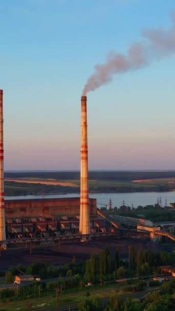 Industriegebiet Mit Schornsteinen Bei Sonnenuntergang Panoramablick Auf Pfeifen Mit Fabrikrauch — Stockvideo
