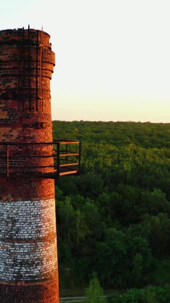 Кирпичная Промышленная Башня Природном Фоне Старая Труба Разрушенном Заводе Закате — стоковое видео
