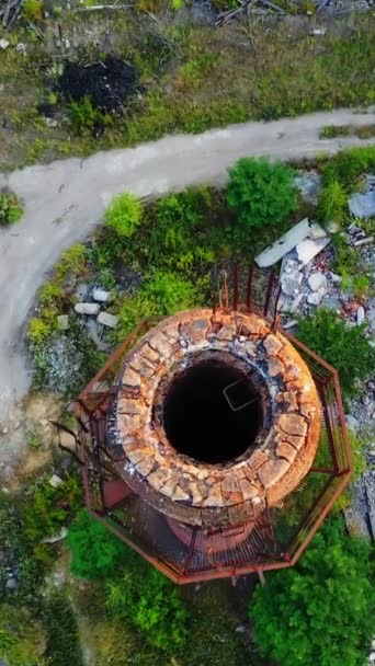 老工业烟囱长在荒废的工厂阵地上的砖管 高空鸟瞰 垂直录像 — 图库视频影像