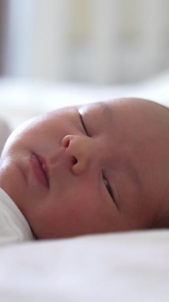 Bambino Che Dorme Nel Suo Letto Bambino Apre Gli Occhi — Video Stock