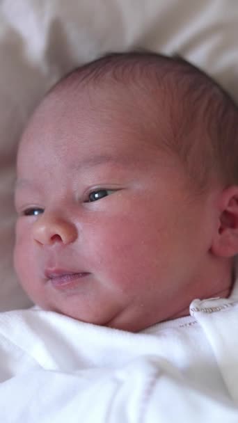 Lieve Pasgeboren Jongen Ligt Het Bed Draait Zijn Hoofdje Heen — Stockvideo