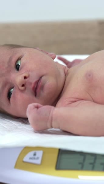 Γυμνό Παιδί Ξαπλωμένο Στην Ηλεκτρονική Ζυγαριά Και Λόξυγγα Χαριτωμένο Νεογέννητο — Αρχείο Βίντεο