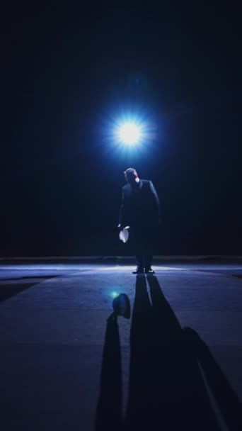 舞台上的优雅男子 一个戴着帽子的时尚男人在剧场里的黑暗轮廓引起了人们的注意 从舞台上看 垂直录像 — 图库视频影像