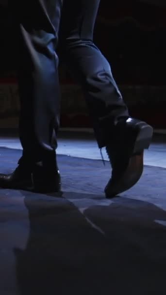 Ηθοποιός Που Χορεύει Στη Σκηνή Άνδρας Κομψά Παπούτσια Και Κουστουμάτους — Αρχείο Βίντεο
