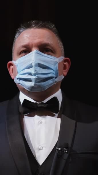 Homem Terno Elegante Máscara Médica Retrato Ator Máscara Facial Protetora — Vídeo de Stock