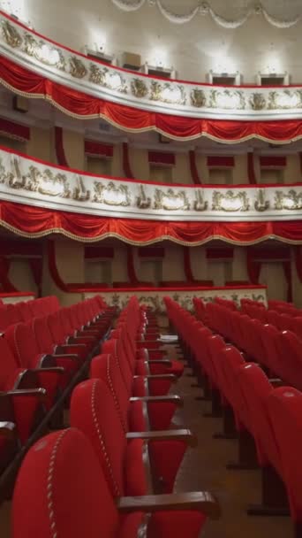 Schönes Leeres Theater Großer Saal Mit Bequemen Roten Sesseln Ohne — Stockvideo