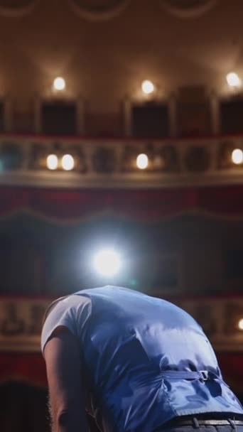 Actor Scena Teatrului Spatele Cameră Omul Scenă Pleacă Face Gesturi — Videoclip de stoc