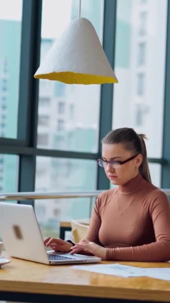 Piękna Bizneswoman Jasnobrązowej Bluzce Pracująca Laptopie Siedząca Pobliżu Dużych Szklanych — Wideo stockowe