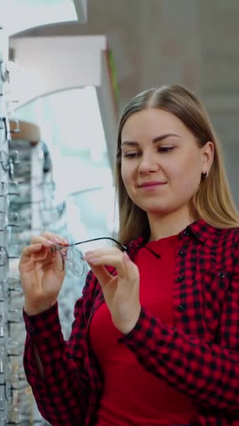 Schöne Mädchen Wählen Brillen Geschäft Schöne Junge Frau Die Eine — Stockvideo