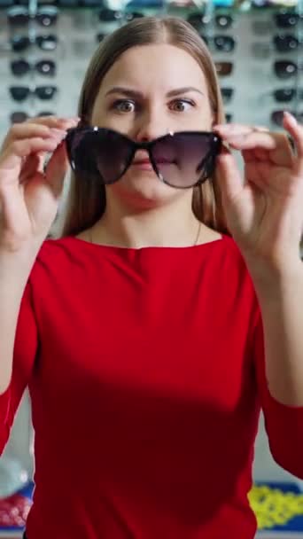 Retrato Mujer Joven Sonriente Sostiene Nuevas Gafas Sol Elegantes Gafas — Vídeos de Stock