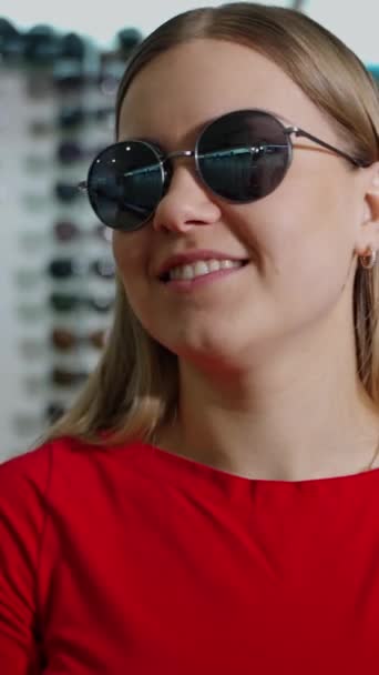 선글라스를 상점에서 카메라에 선글라스에 비디오 — 비디오