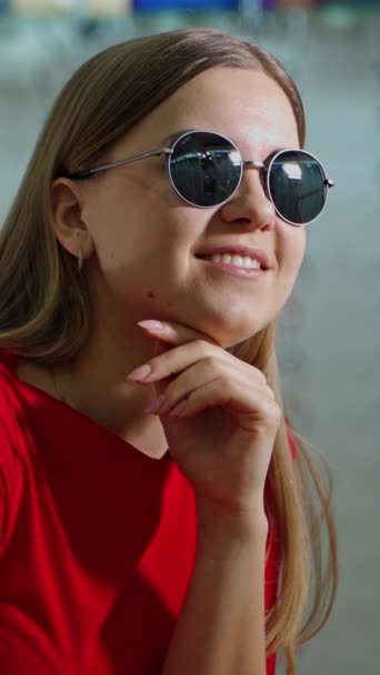 Piękna Dziewczyna Modnych Okularach Uśmiechnięta Młoda Kobieta Przymierza Nowe Czarne — Wideo stockowe