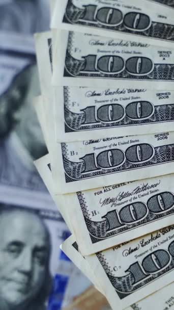 Банкноты Долларах Разложились Кругу Вращение Стодолларовых Купюр Сведения Американских Деньгах — стоковое видео