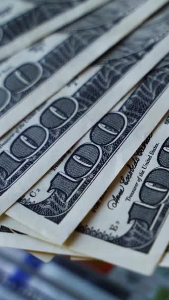 Yüz Dolarlık Banknotlar Masanın Üzerinde Dönüyor Yüz Banknotlu Amerikan Parasının — Stok video