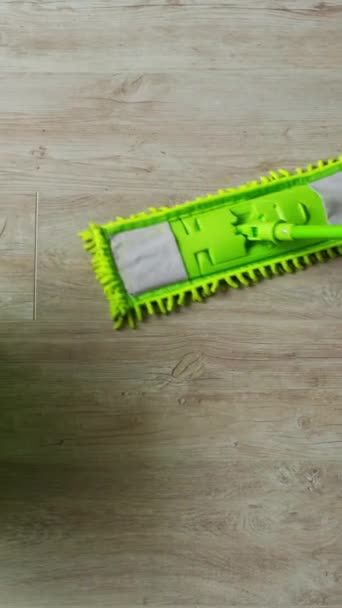 Uklízím Dům Zelený Kbelík Mop Parketové Podlaze Mikrovláknitý Kartáč Čistí — Stock video
