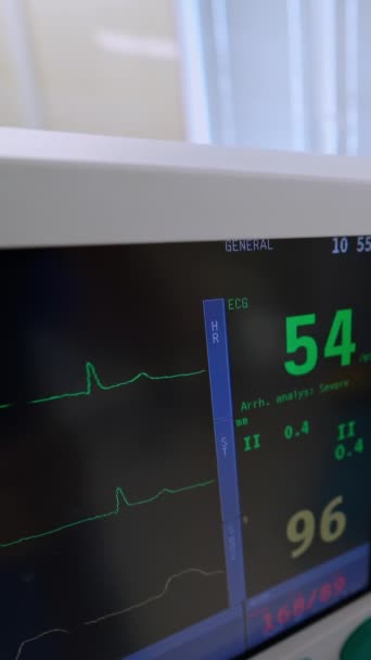 急诊室有两个医疗监视器 手术室里的心电图监视器 在重症监护病房里用现代医疗设备显示病人的病情 垂直录像 — 图库视频影像
