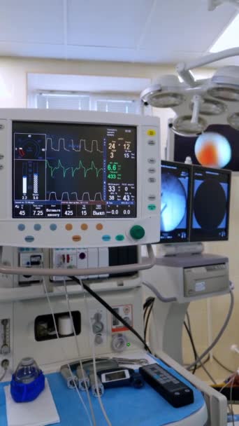 再生における現代医療機器 集中治療ユニットで患者の状態を示す新しい技術 診療所のモニターと人工換気 バーティカルビデオ — ストック動画