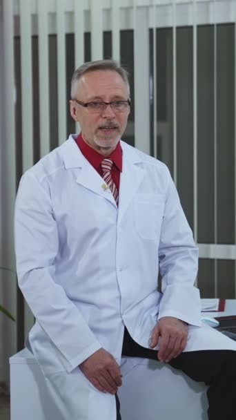 Médico Especialista Dando Consulta Line Amigável Médico Sênior Casaco Branco — Vídeo de Stock