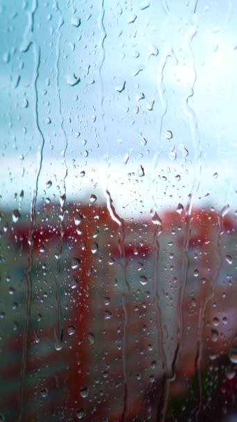 Σταγόνες Βροχής Στο Παράθυρο Της Πόλης Βροχερός Καιρός Ήλιο Στον — Αρχείο Βίντεο