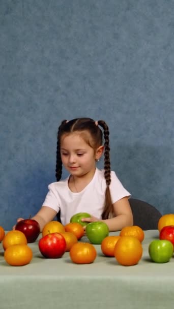 Веселая Маленькая Девочка Играет Спелыми Фруктами Столе Счастливый Ребенок Строит — стоковое видео
