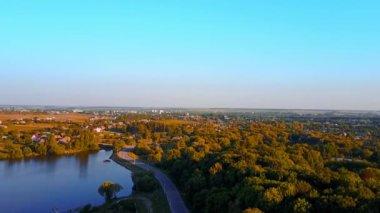 Parlak güneşli bir günde yeşillik dolu nefes kesici bir şehir. Nehir taşra şehri boyunca akıyor..