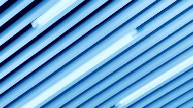 Tavandaki dekoratif paneller arasında uzun lambalar var. Aşağıdan görüntüle.