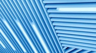 Tavanda uzun lambalar bulunan dekoratif paneller. Beyaz ışığın ışığını açtık. Düşük açı görünümü.