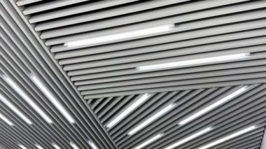 Gün ışığı tavanı aydınlattı. Uzun soluklu aydınlatma ekipmanları siyah beyaz video. Düşük açı görünümü.