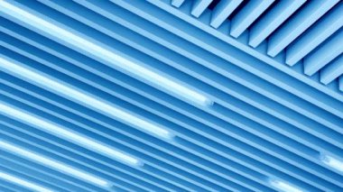 Kabartmalı tavanda parlak beyaz bir ışık var. Uzun lambalar çalışıyor. Düşük açılı perspektif.