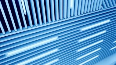 Kabartmalı tahta tavanda parlak bir aydınlatma. Beyaz ışıklı lambalar yandı. Düşük açı görünümü.