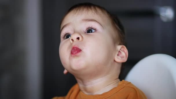 Smuk Baby Bliver Fodret Fra Ske Nuttet Barn Åbner Munden – Stock-video